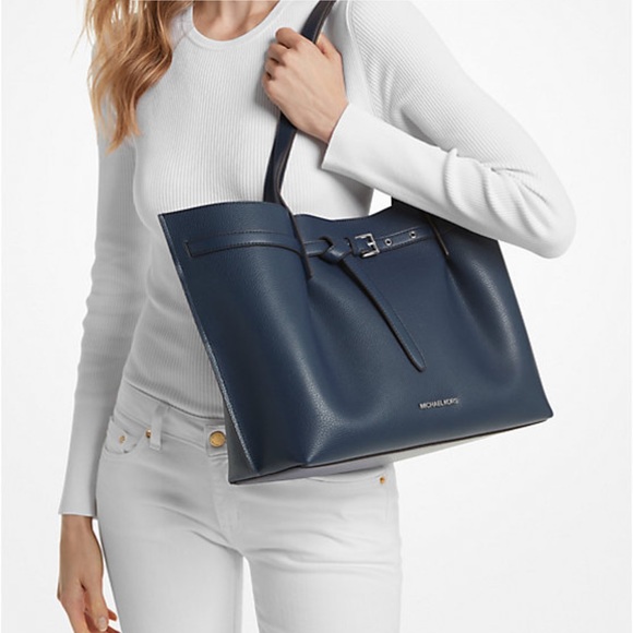 MICHAEL KORS OUTLET
Emilia Large Pebbled Leather Tote Bag
COLOR NAVY
NWT - Picture 4 of 16